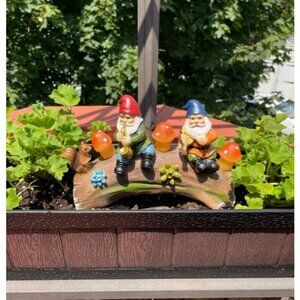 Garden Gnome Statues - Resin Squirrel Gnomes Figurine Solar LED Mushroom